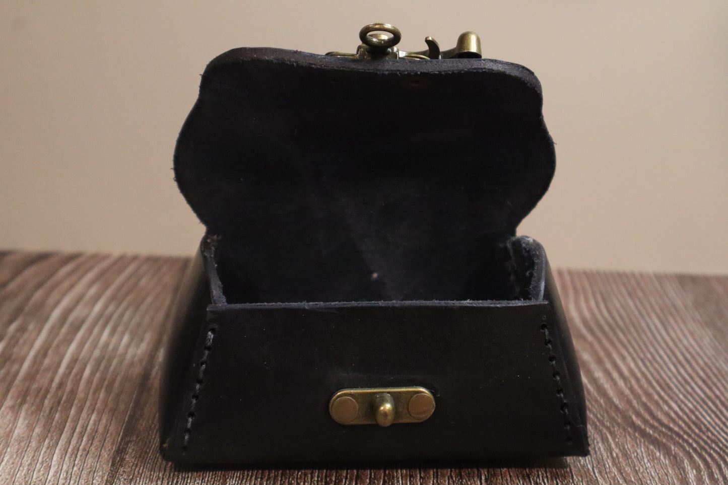 dice box with clasp