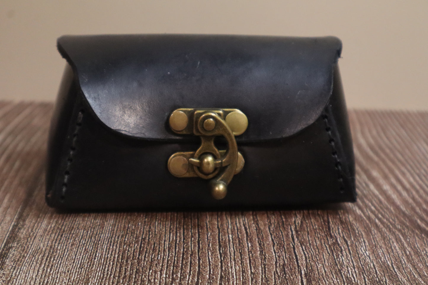 dice box with clasp